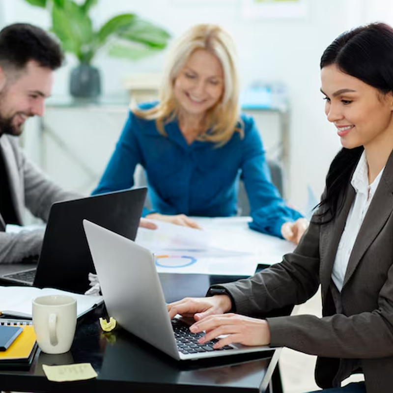 Un employé de chez travaille au bureau en partage son expérience dans une ambiance agréable